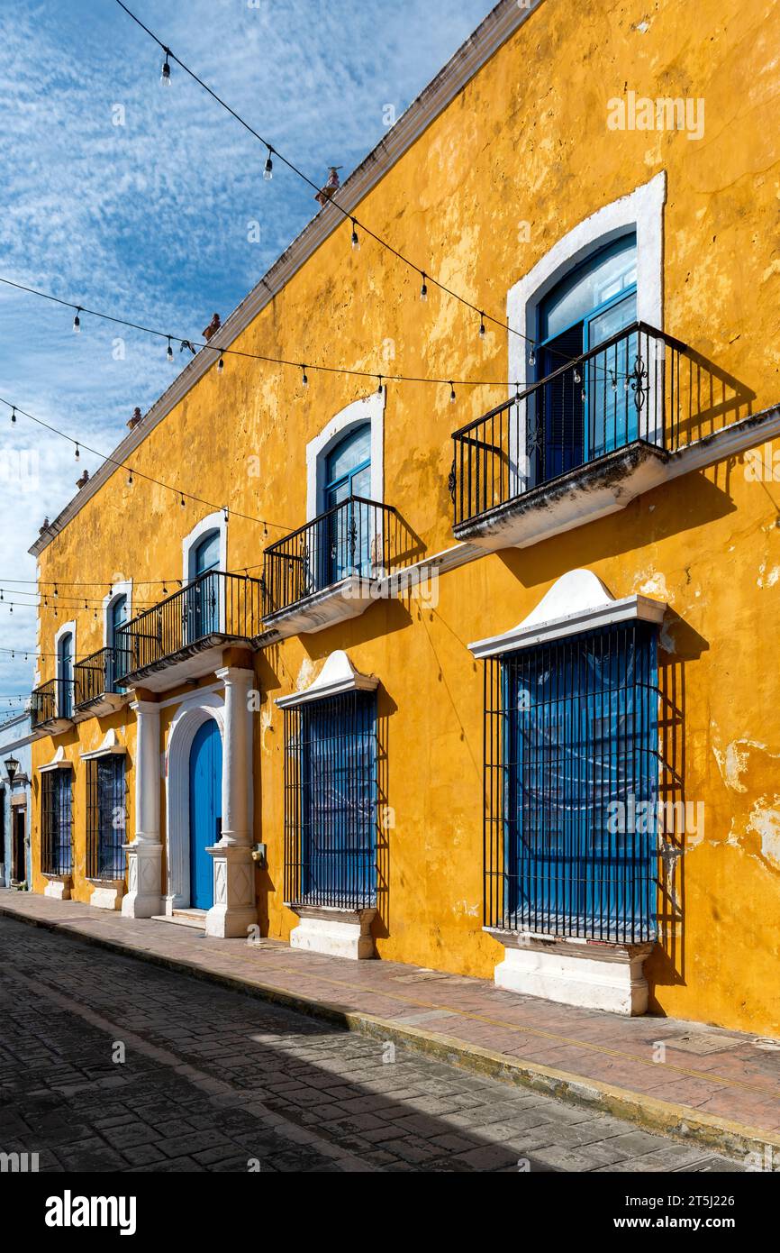 Architettura colorata con facciata coloniale a Campeche, Yucatan, Messico. Foto Stock