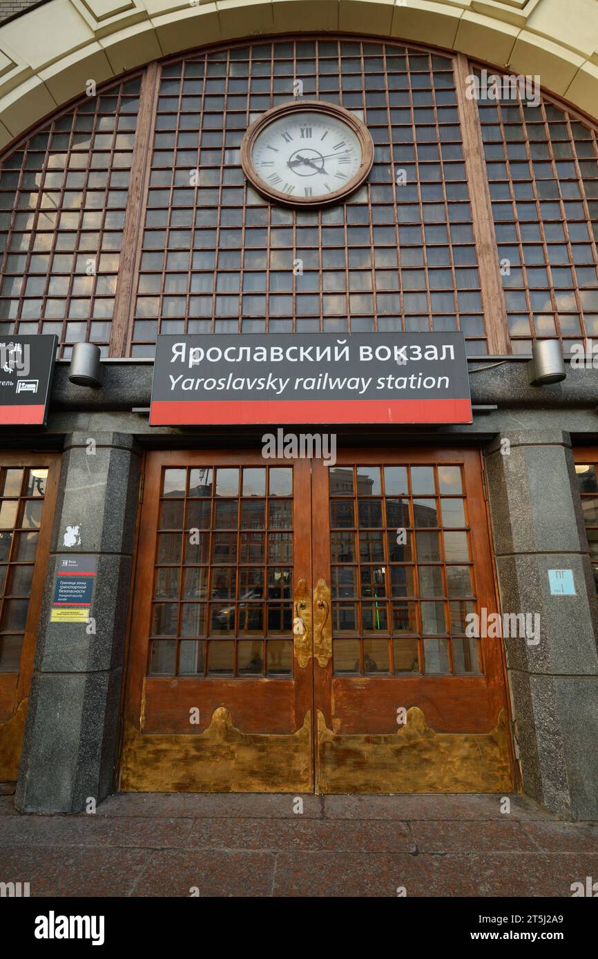 Mosca, Russia - 1 novembre. 2023. L'ingresso principale della stazione ferroviaria di Yaroslavsky Foto Stock