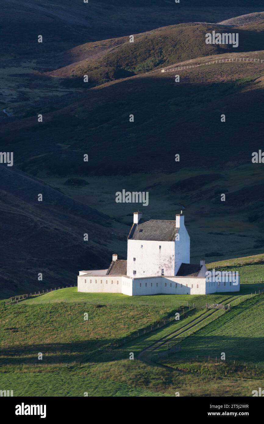 Il Castello di Corgarff, la Casa medievale della Torre dipinta di bianco, adagiata su una remota collina nel Parco Nazionale di Cairngorms in una soleggiata mattinata in tarda estate Foto Stock