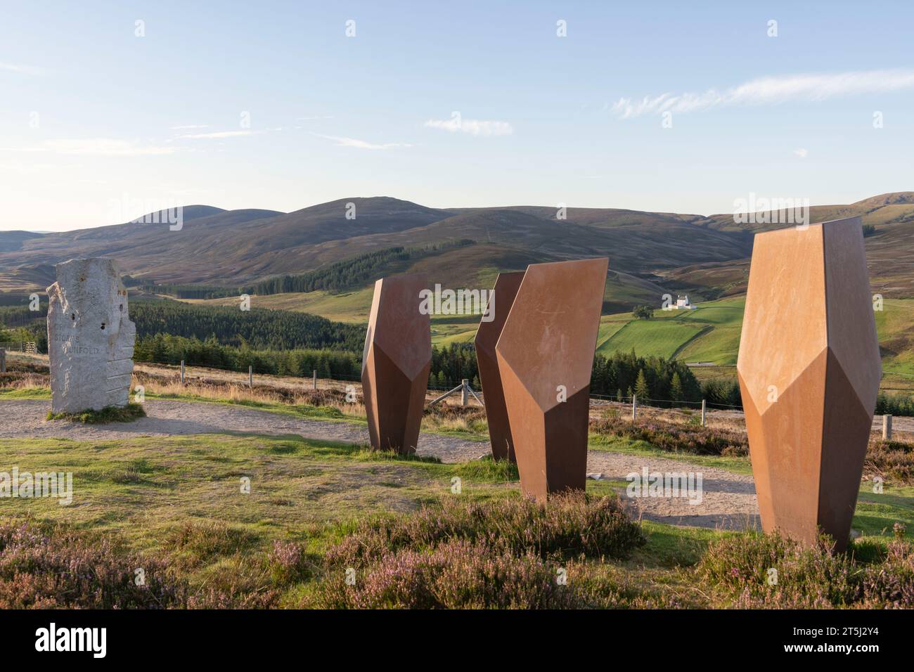 "The Watchers", un'installazione d'arte e la pietra permanente "Un momento nel tempo" nel Parco Nazionale di Cairngorms che si affaccia sul Castello di Corgarff Foto Stock