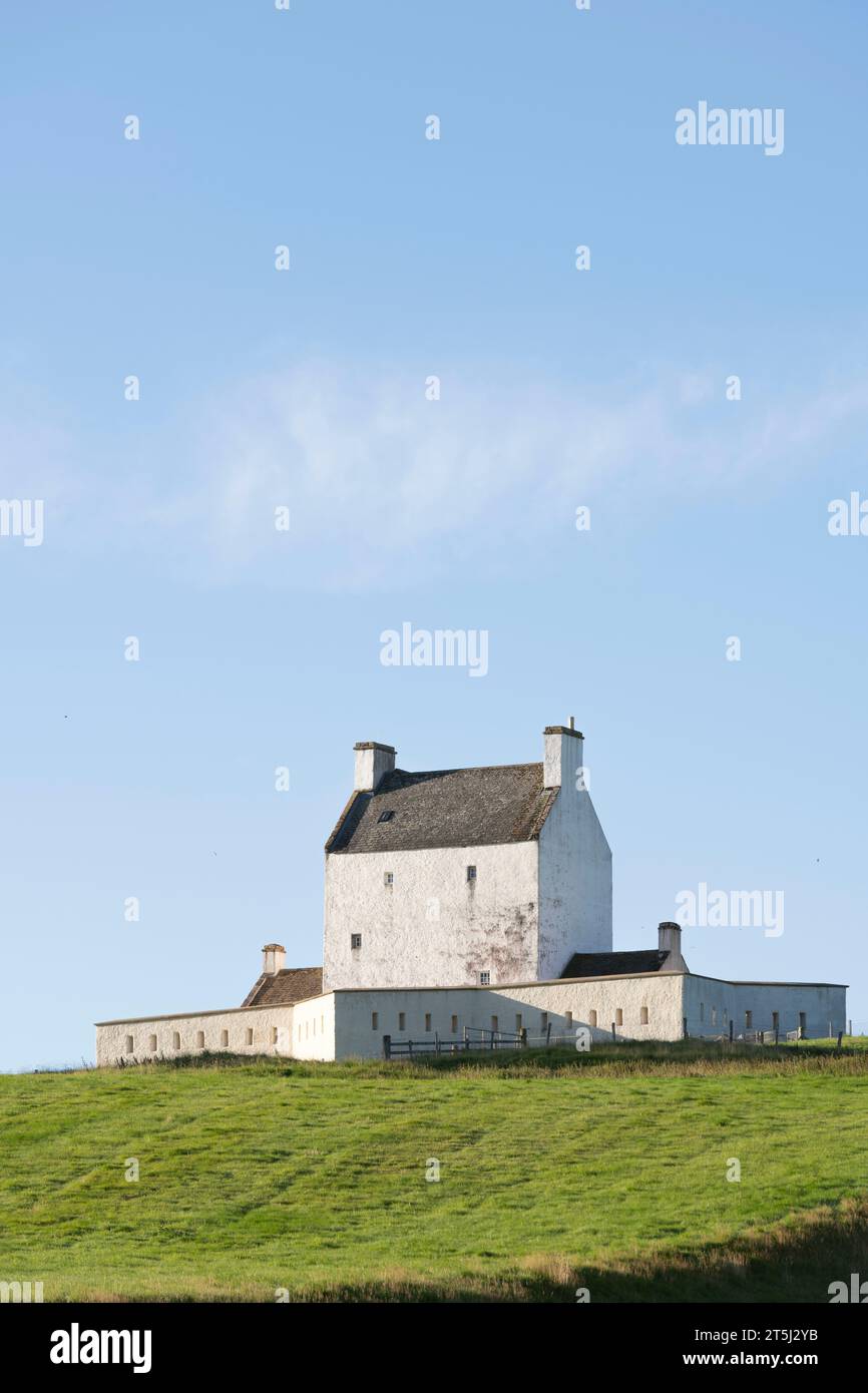 Corgarff Castle, la White Harled Medieval Tower House, contro un cielo blu al primo mattino del sole nel Cairngorms National Park, Scozia Foto Stock