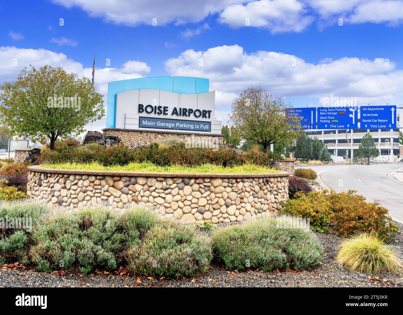 Ingresso alla segnaletica dell'aeroporto di Boise con giardino decorativo Foto Stock