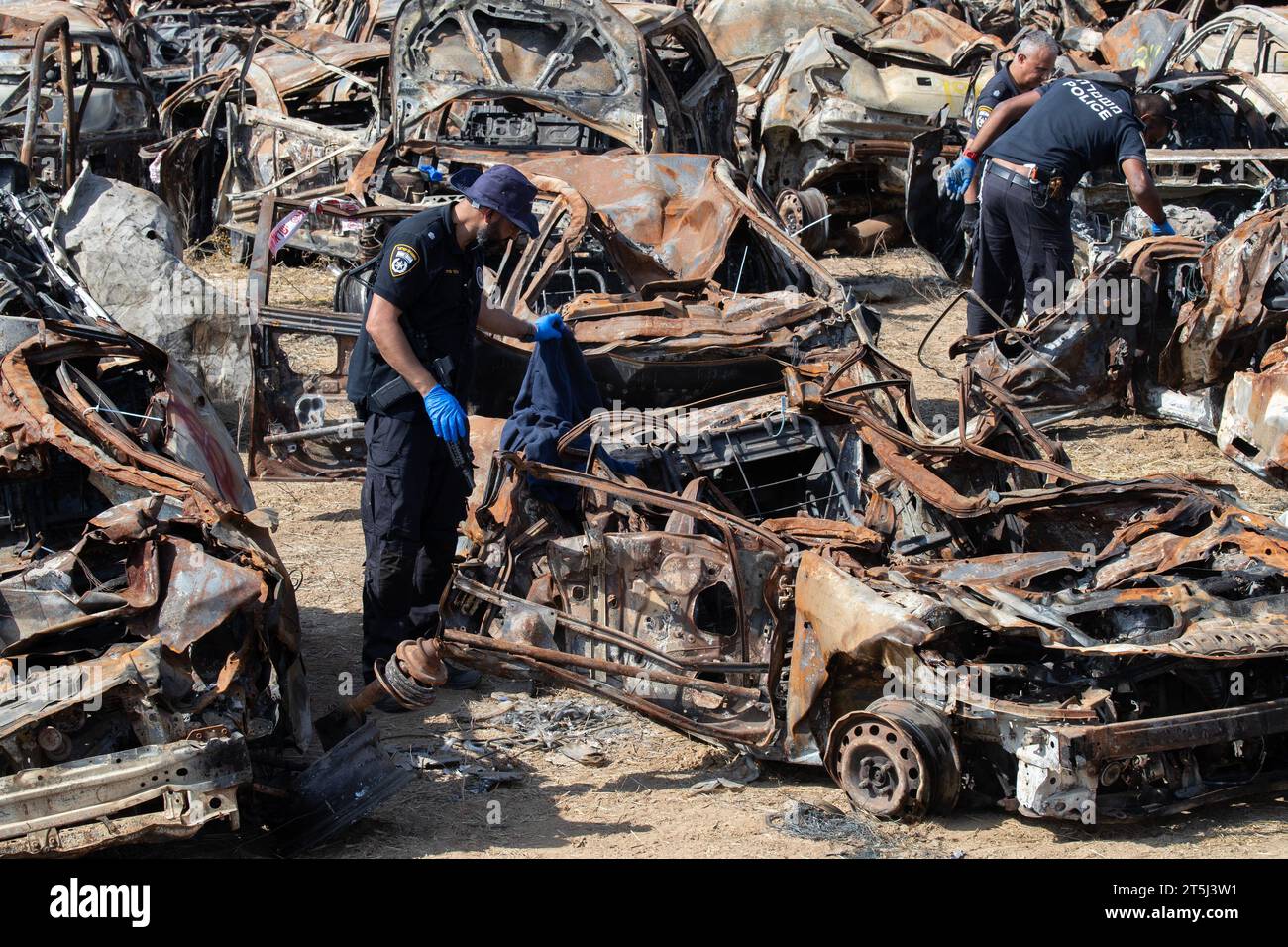 Netivot, Israele. 5 novembre 2023. La polizia forense israeliana passa attraverso alcune delle centinaia di auto portate a molte fuori Netivot mentre cerca di identificare le auto e qualsiasi umano rimane al loro interno domenica 5 novembre 2023, un mese dopo l'attacco terroristico di Hamas alle comunità meridionali israeliane. Molte di queste auto appartenevano agli israeliani che parteciparono al festival musicale di Re'im e furono massacrate mentre cercavano di fuggire quella mattina. Foto di Jim Hollander/UPI Credit: UPI/Alamy Live News Foto Stock