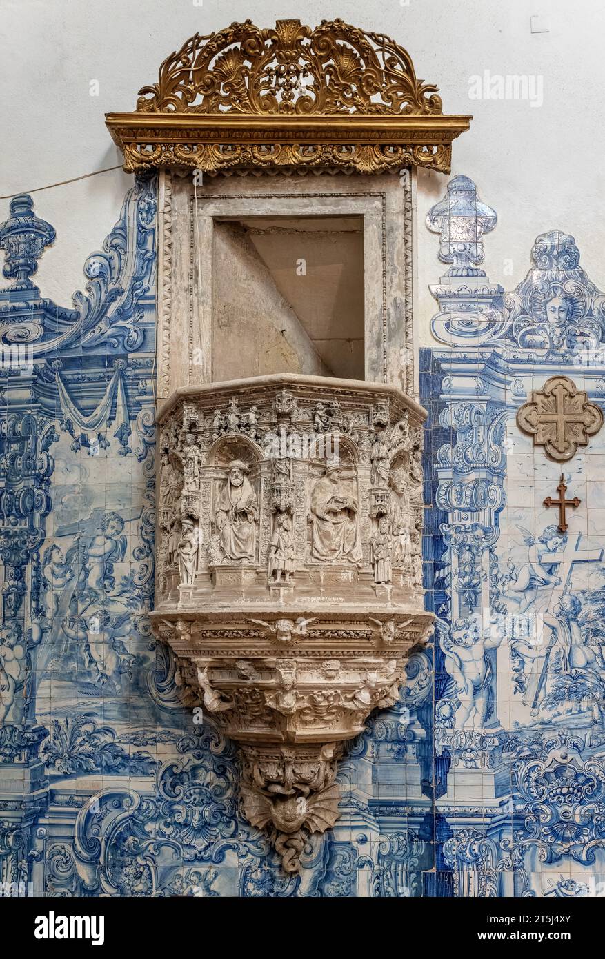 Il pulpito ornato all'interno del monastero di Santa Cruz a Coimbra, Portogallo, il 13 ottobre 2023 Foto Stock