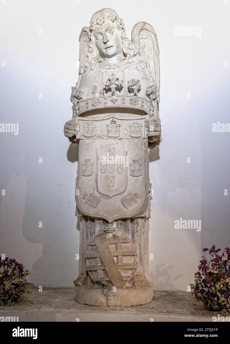 Statua in pietra di un angelo araldico noto come Angelo Custode del Portogallo all'interno del monastero di Santa Cruz a Coimbra, Portogallo, il 13 ottobre 2023 Foto Stock