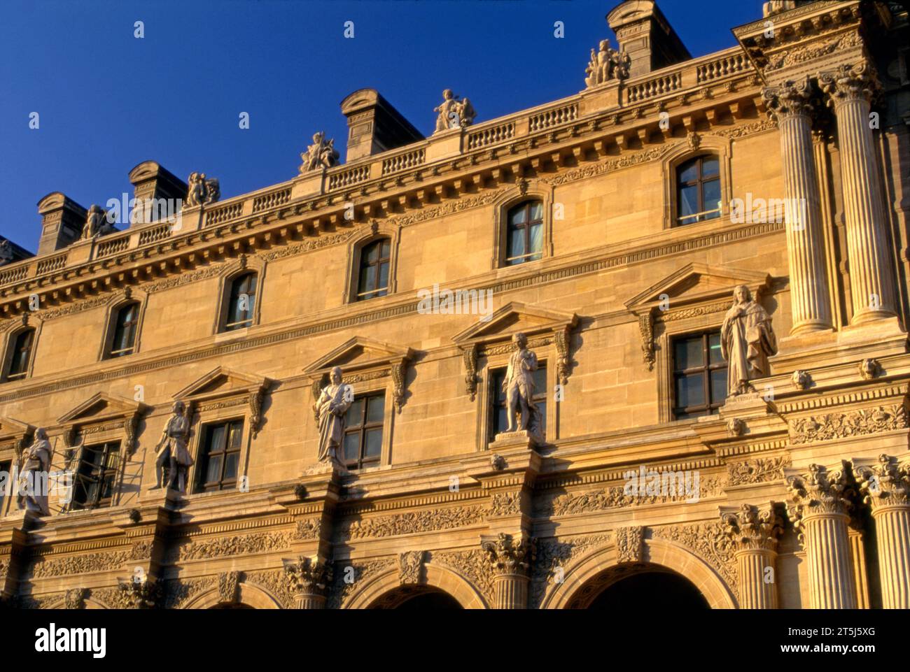 Dettaglio dell'esterno del Palazzo del Louvre a Parigi, Francia Foto Stock