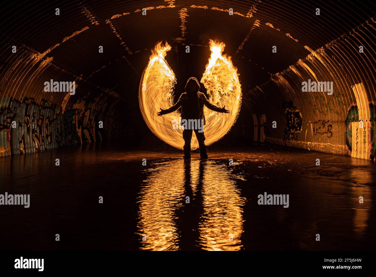 Man Light dipinto con esposizione lunga al fuoco Foto Stock