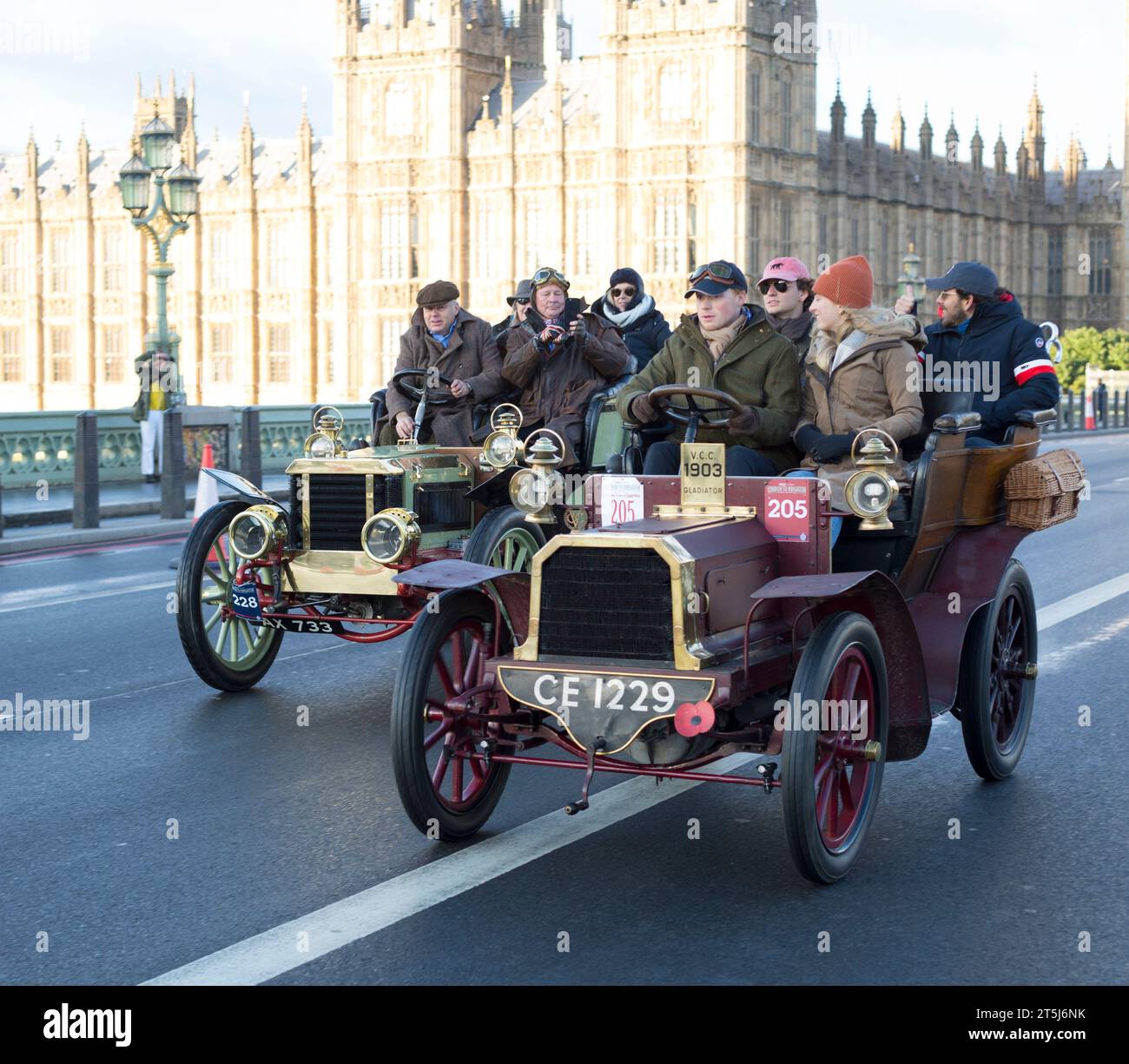 I partecipanti 205 1903 Gladiator e 228 1903 Peerless sul Westminster Bridge di Londra per la corsa Veteran Car Run di Brighton Foto Stock