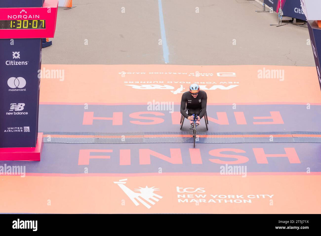 Daniel Romanchuk degli Stati Uniti d'America che attraversa il traguardo come secondo posto con il tempo 1:30:07 maratona TCS New York City nella divisione uomini in sedia a rotelle a Central Park a New York il 5 novembre 2023 Foto Stock