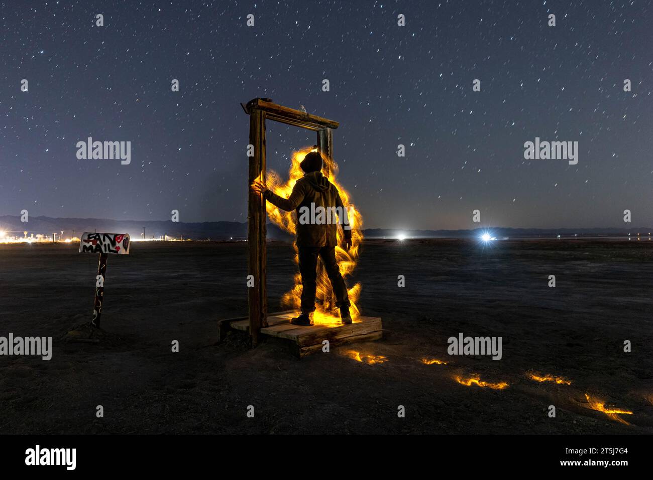 Man Light dipinto con esposizione lunga al fuoco Foto Stock