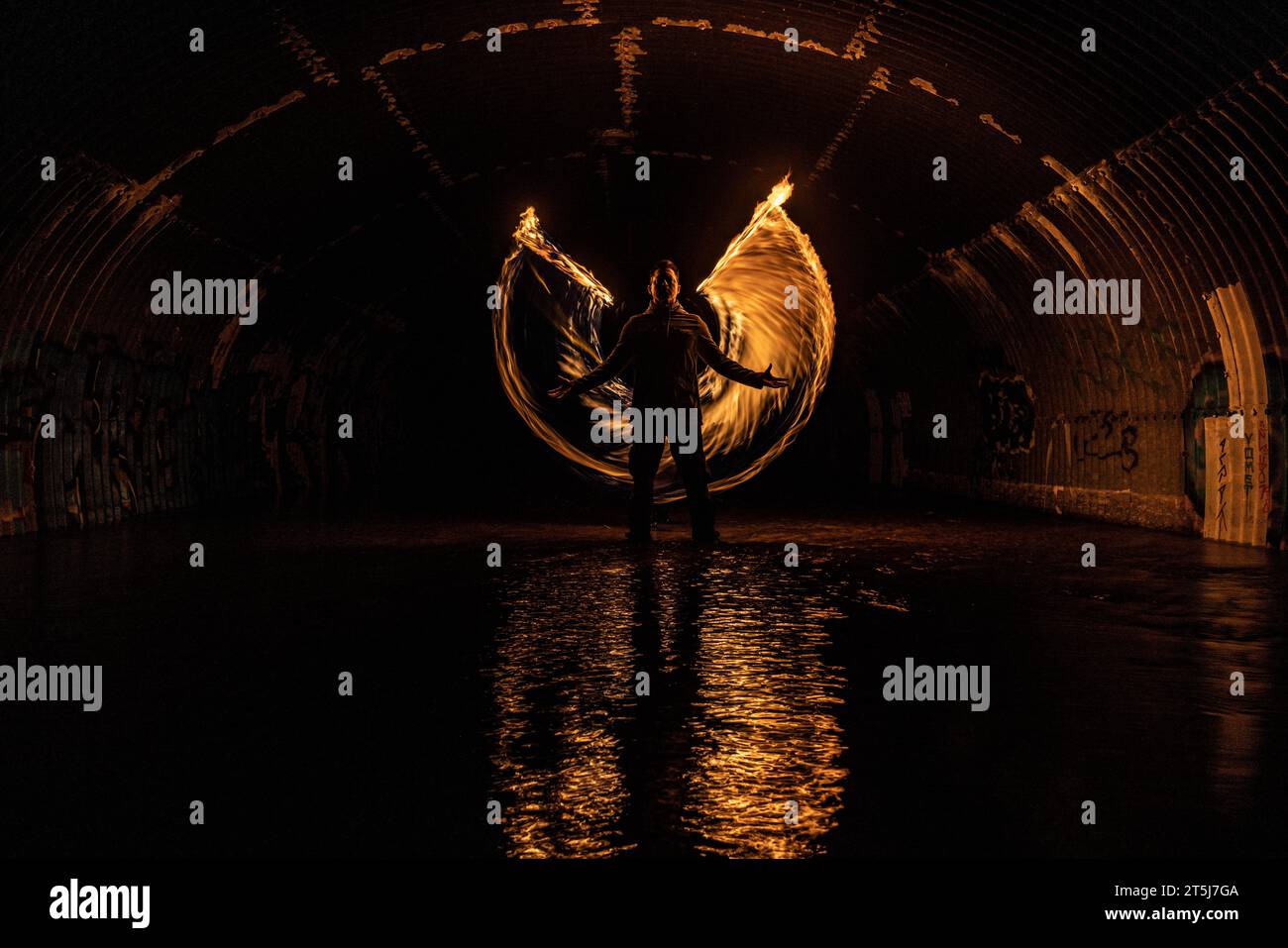 Man Light dipinto con esposizione lunga al fuoco Foto Stock