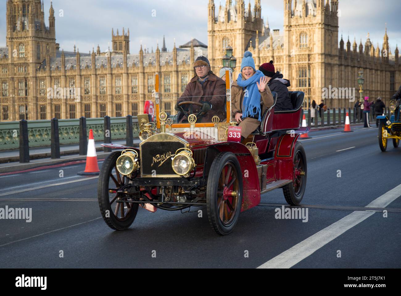 L'entrata 333 Red 1904 Napier sul Westminster Bridge di Londra per la corsa di auto Veteran Car Run di Brighton Foto Stock