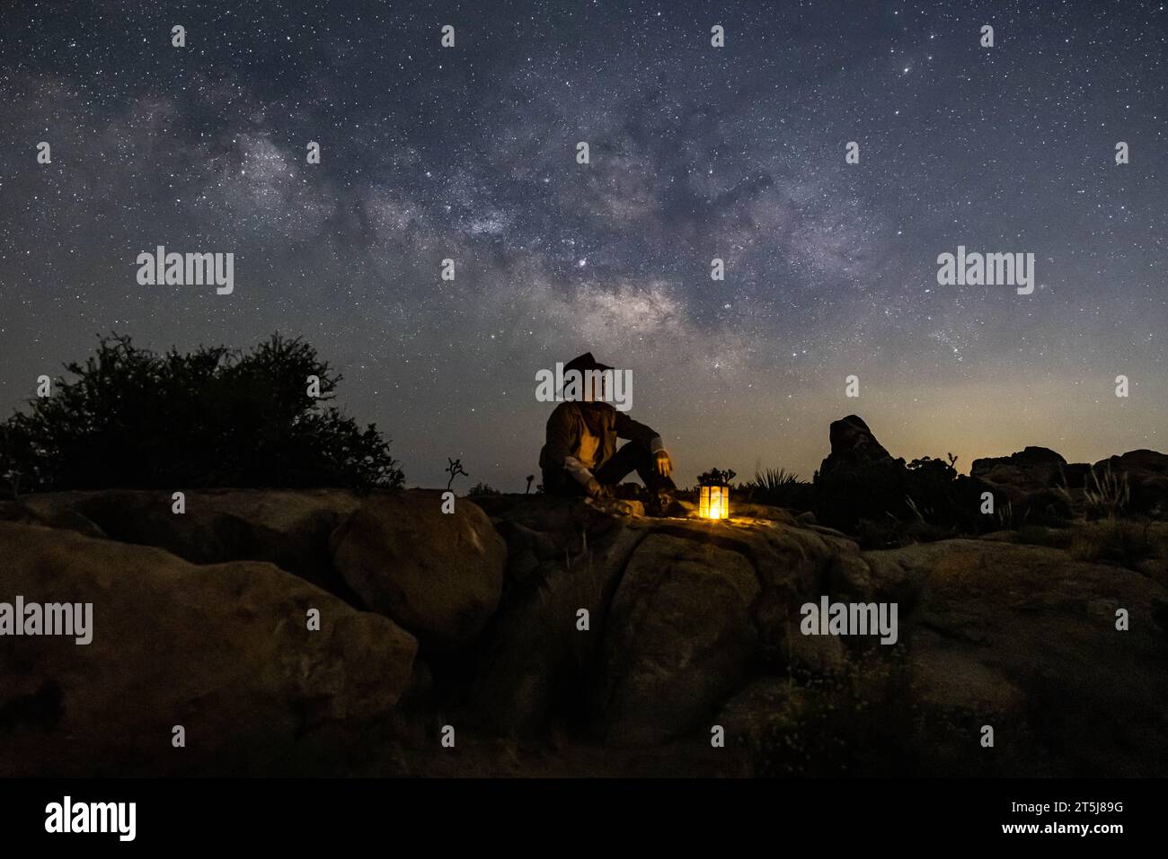 Vecchio minatore d'oro che guarda la via Lattea sotto il cielo notturno Foto Stock