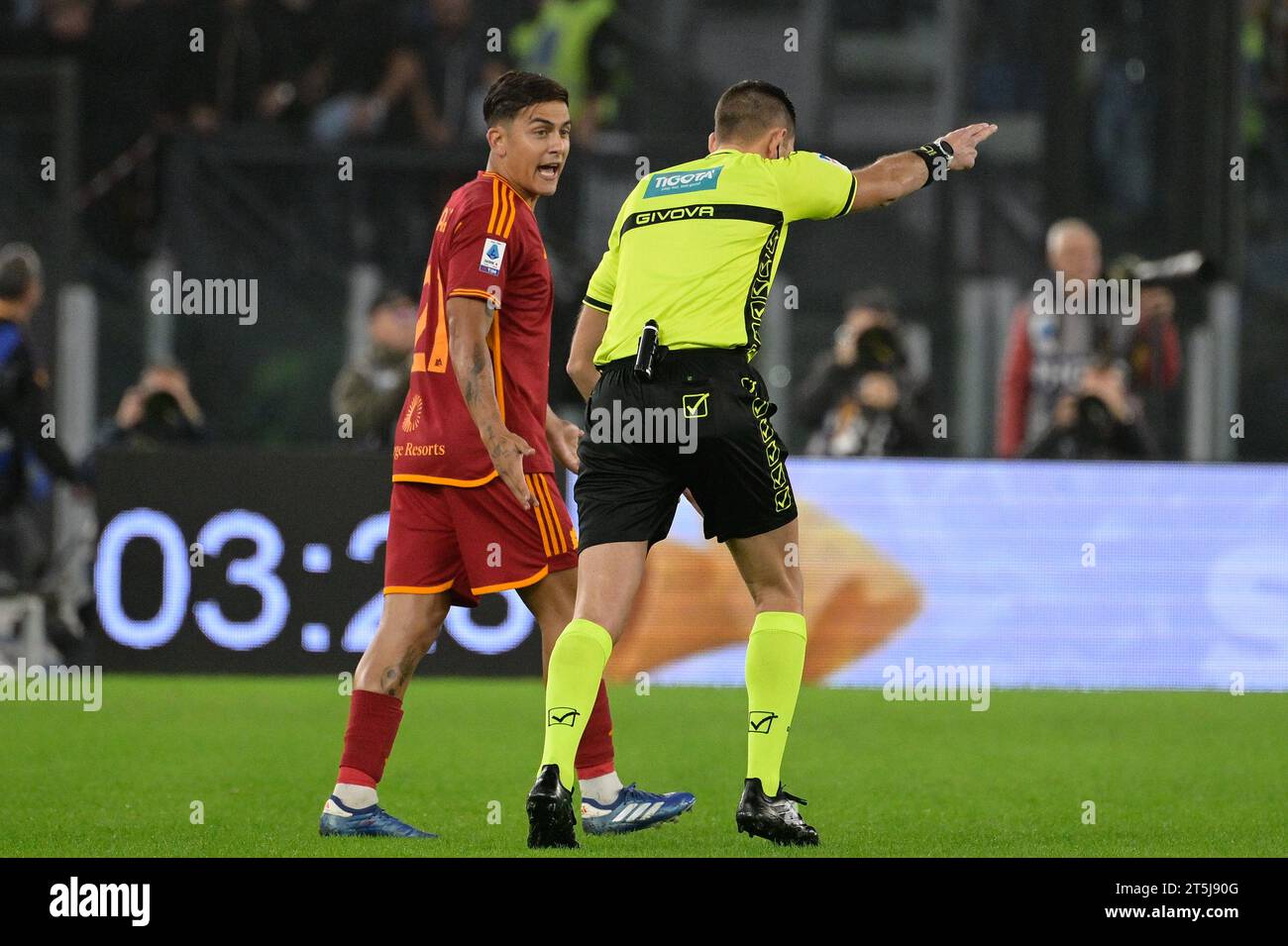 Roma, Italia. 5 novembre 2023. Andrea Colombo arbitro durante il Campionato Italiano di calcio Una partita del 2023/2024 tra AS Roma vs US Lecce allo Stadio Olimpico di Roma il 5 novembre 2023. Credito: Agenzia fotografica indipendente/Alamy Live News Foto Stock