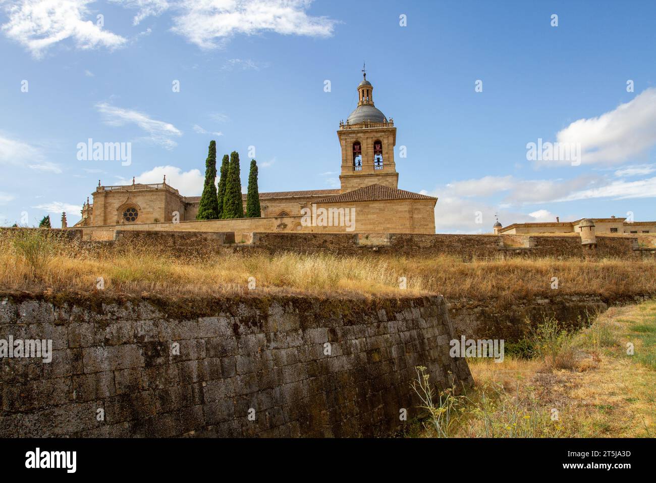 La storica cattedrale medievale di Santa María nella città spagnola di Ciudad Rodrigo, nella Spagna nord-occidentale, vista dai suoi fossati difensivi Foto Stock