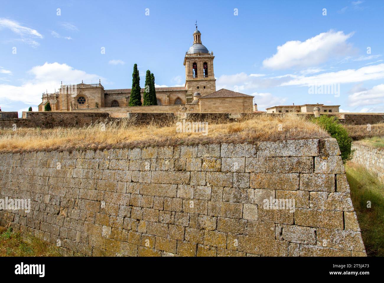 La storica cattedrale medievale di Santa María nella città spagnola di Ciudad Rodrigo, nella Spagna nord-occidentale, vista dai suoi fossati difensivi Foto Stock