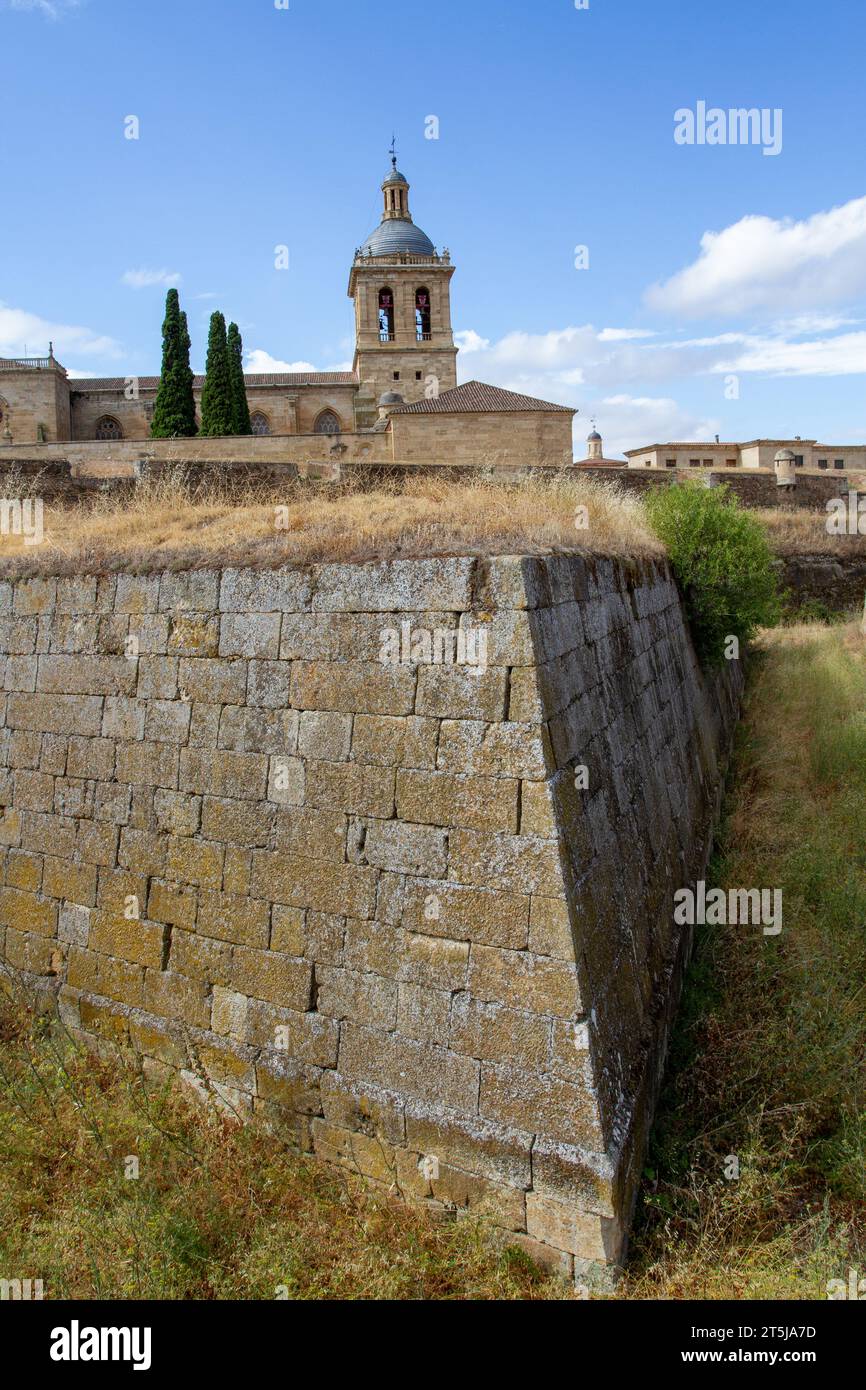 La storica cattedrale medievale di Santa María nella città spagnola di Ciudad Rodrigo, nella Spagna nord-occidentale, vista dai suoi fossati difensivi Foto Stock