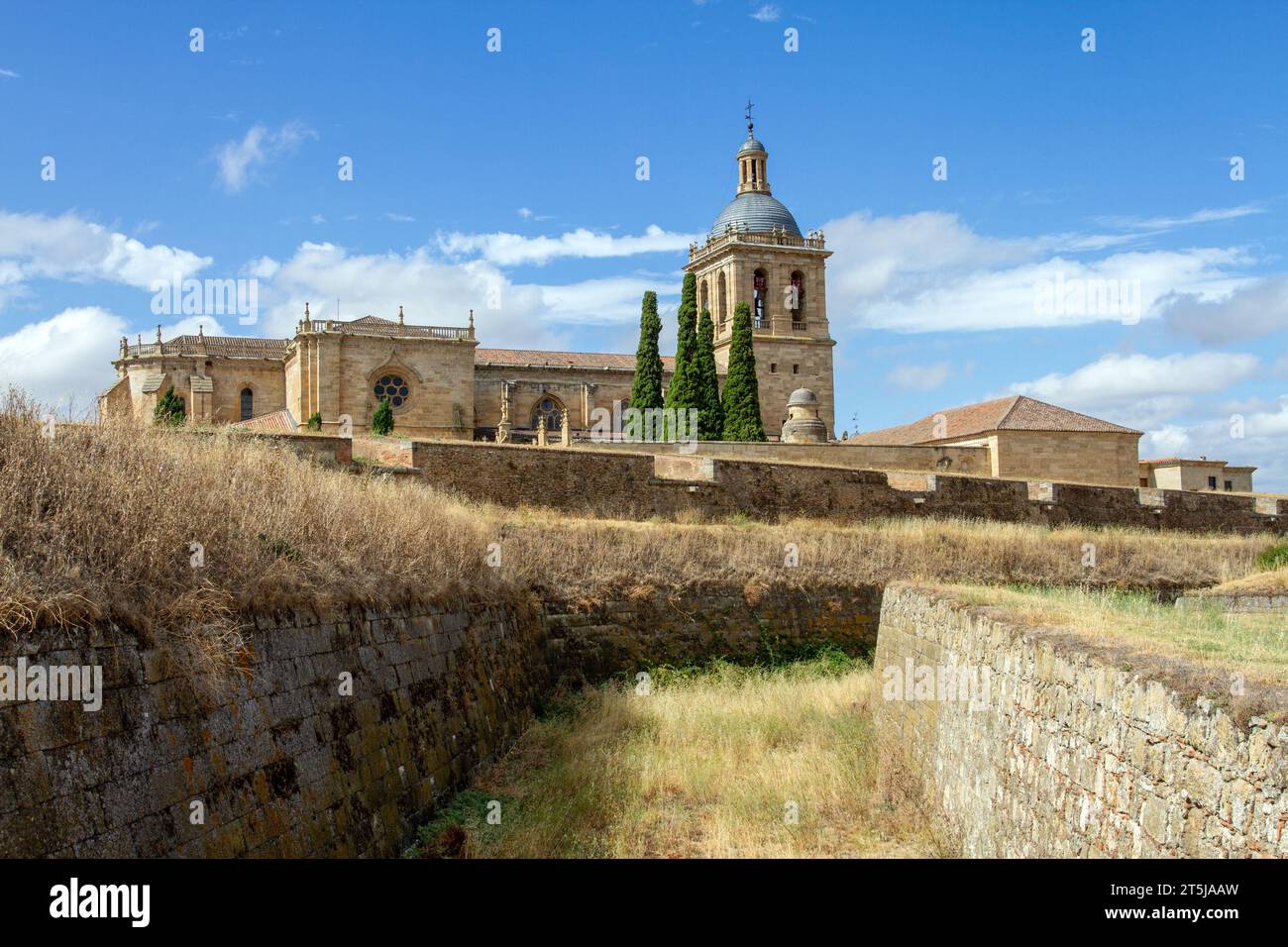 La storica cattedrale medievale di Santa María nella città spagnola di Ciudad Rodrigo, nella Spagna nord-occidentale, vista dai suoi fossati difensivi Foto Stock