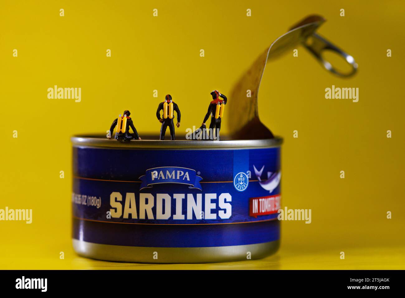 Mini subacquei Figurine in lattina di sardine Foto Stock