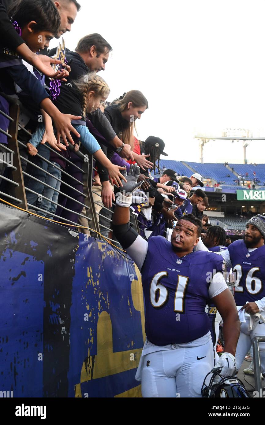 Baltimora, Stati Uniti. 5 novembre 2023. Il centro dei Baltimore Ravens Sam Mustipher (61) saluta i tifosi dopo una partita contro i Seattle Seahawks al M&T Bank Stadium di Baltimora, Maryland, domenica 5 novembre 2023. Baltimore ha vinto, 37-3. Foto di David Tulis/UPI credito: UPI/Alamy Live News Foto Stock