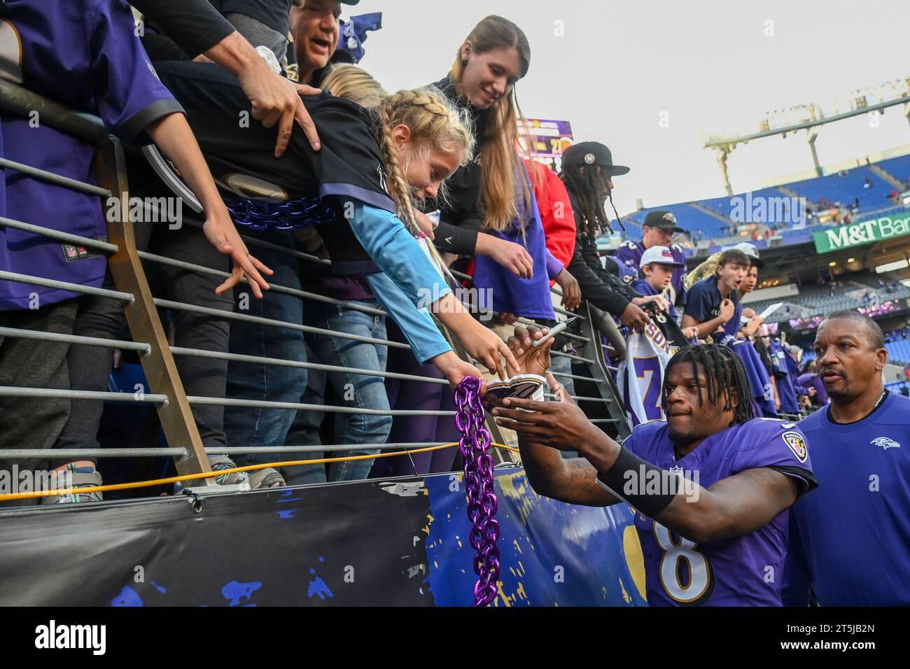 Baltimora, Stati Uniti. 5 novembre 2023. Il quarterback dei Baltimore Ravens Lamar Jackson (8) saluta i tifosi dopo una partita contro i Seattle Seahawks al M&T Bank Stadium di Baltimora, Maryland, domenica 5 novembre 2023. Baltimore ha vinto, 37-3. Foto di David Tulis/UPI credito: UPI/Alamy Live News Foto Stock