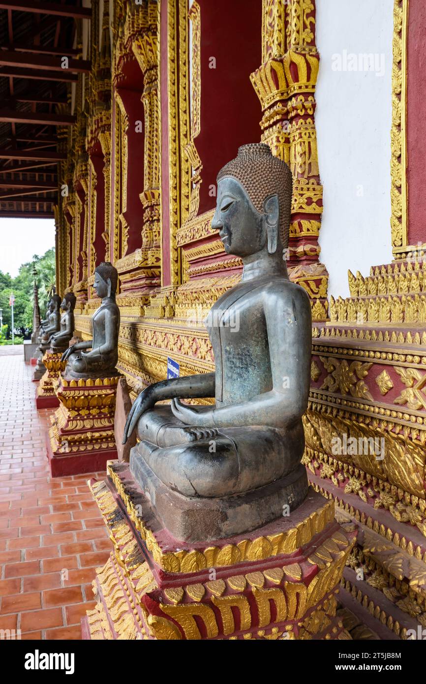 Haw Phra Kaew (Pha Keo,Prakeo), statue di Buddha nel chiostro del santuario principale (sala principale), e cortile, Vientiane, Laos, Sud-Est asiatico, Asia Foto Stock
