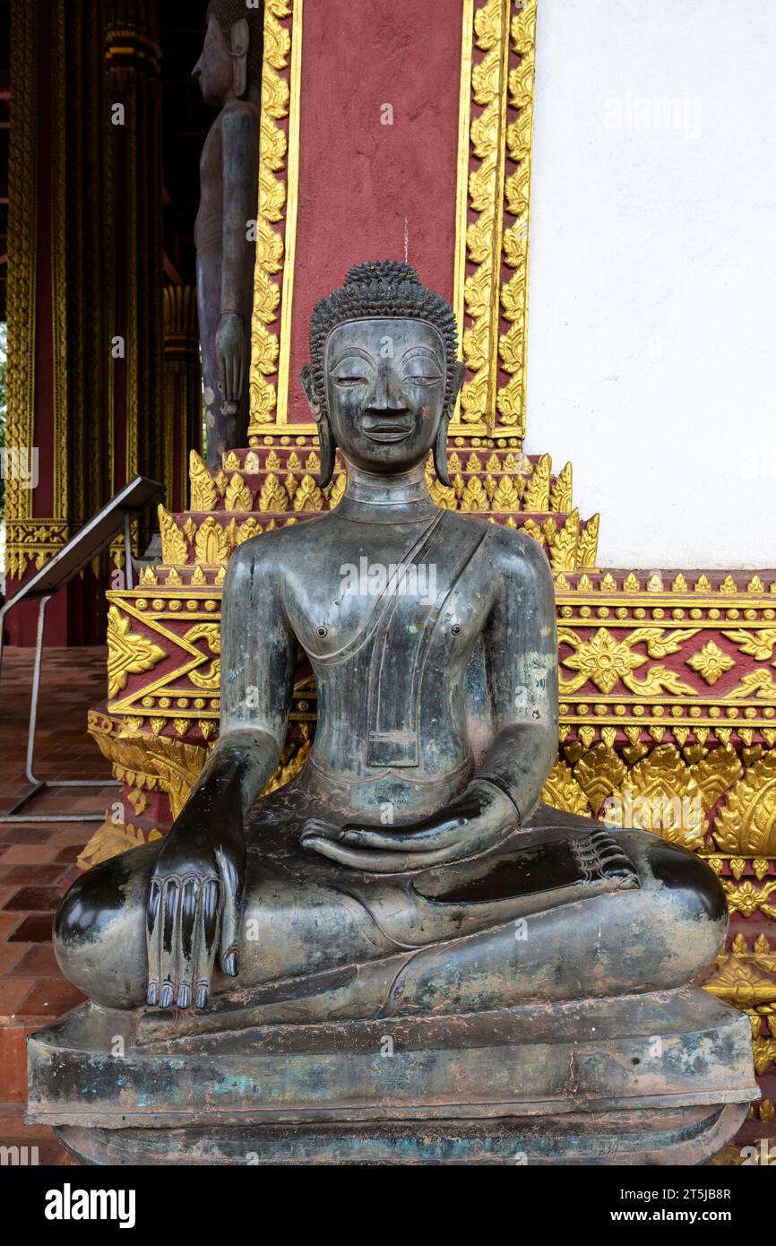 Haw Phra Kaew (Pha Keo,Prakeo), statua del Buddha nel chiostro del santuario principale (sala principale) e cortile, Vientiane, Laos, Sud-Est asiatico, Asia Foto Stock