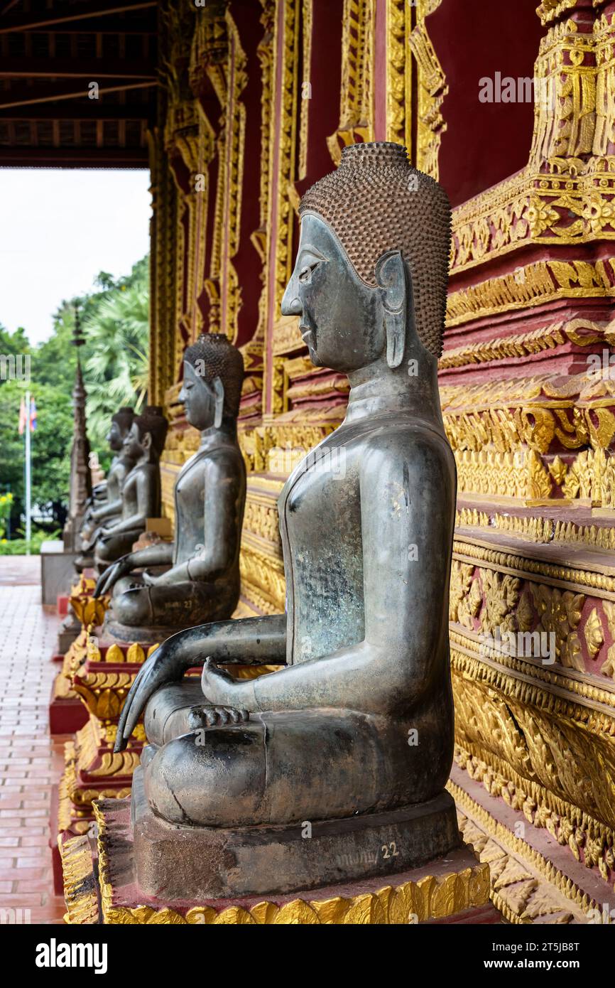 Haw Phra Kaew (Pha Keo,Prakeo), statue di Buddha nel chiostro del santuario principale (sala principale), e cortile, Vientiane, Laos, Sud-Est asiatico, Asia Foto Stock