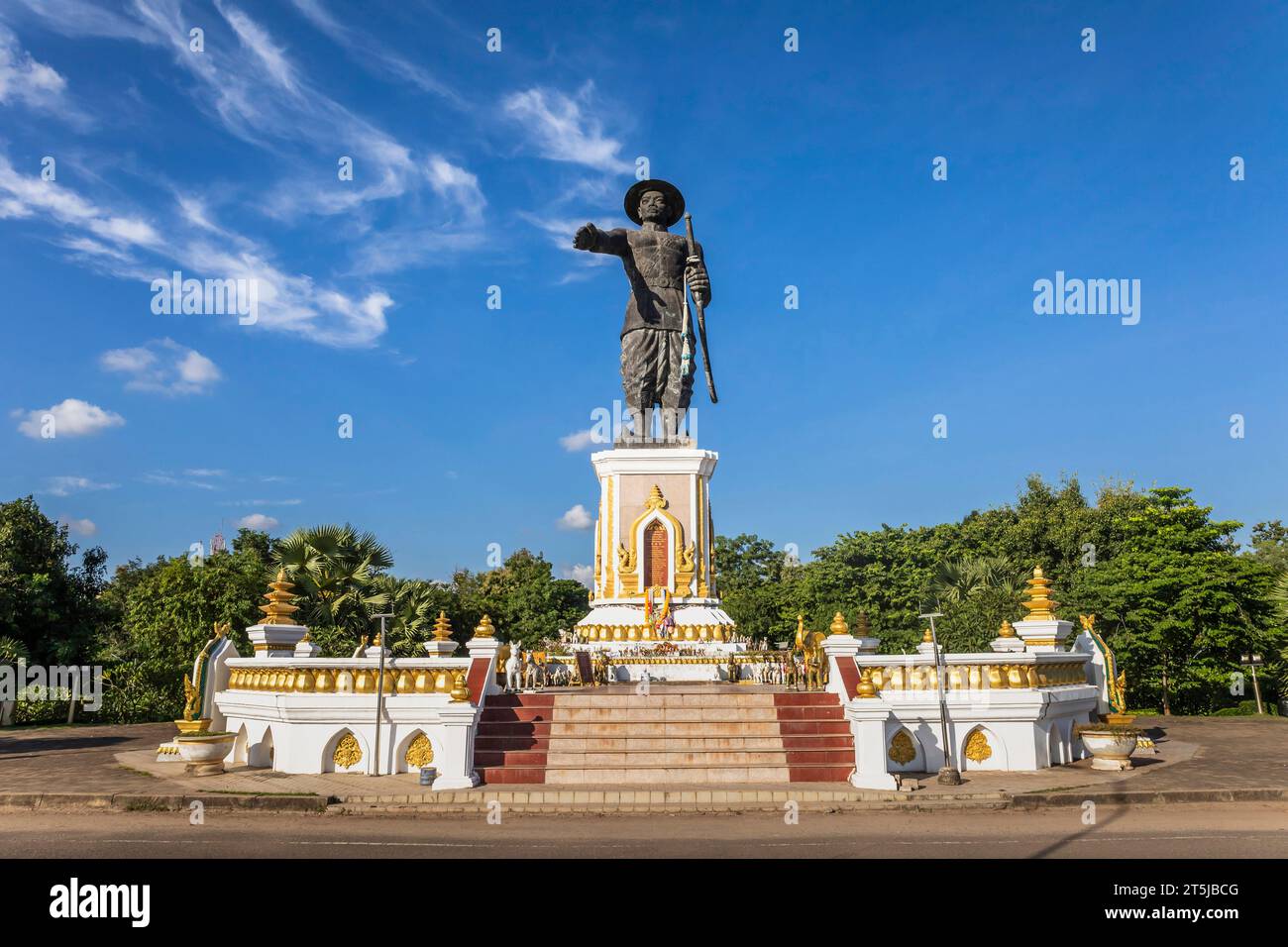 Statua di Re Anouvong, Parco Chao Anouvong, strada di fronte al fiume di Mekong, Vientiane, Laos, Sud-est asiatico, Asia Foto Stock