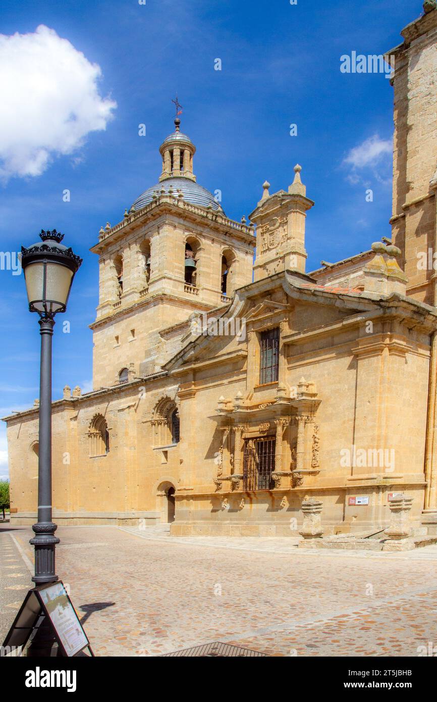 La storica cattedrale medievale di Santa María nella città spagnola di Ciudad Rodrigo, Spagna nord-occidentale Foto Stock