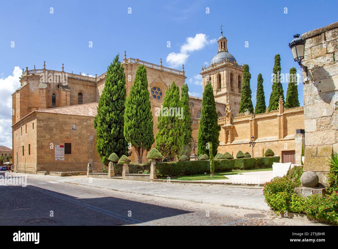 La storica cattedrale medievale di Santa María nella città spagnola di Ciudad Rodrigo, Spagna nord-occidentale Foto Stock