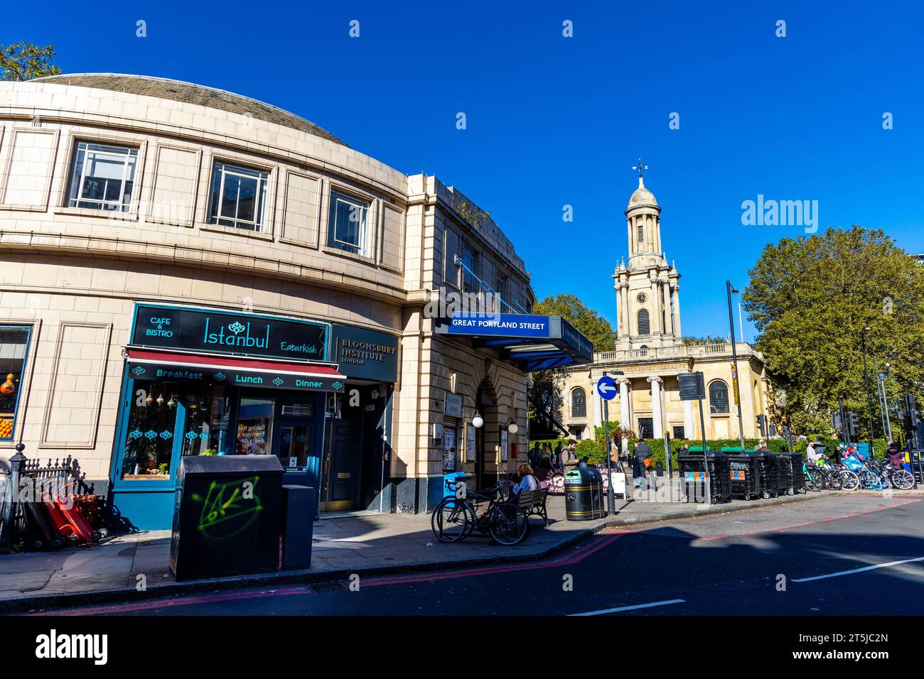 Stazione della metropolitana di Great Portland Street e Holy Trinity Church, Euston Road, Londra, Inghilterra Foto Stock