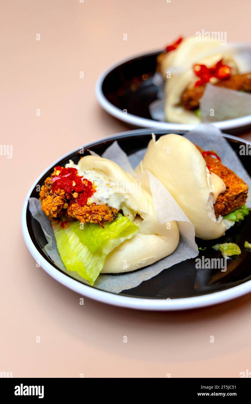 Panini bao di pollo e tofu a Yum Bun nel Seven Dials Market, Covent Garden, Londra, Inghilterra Foto Stock