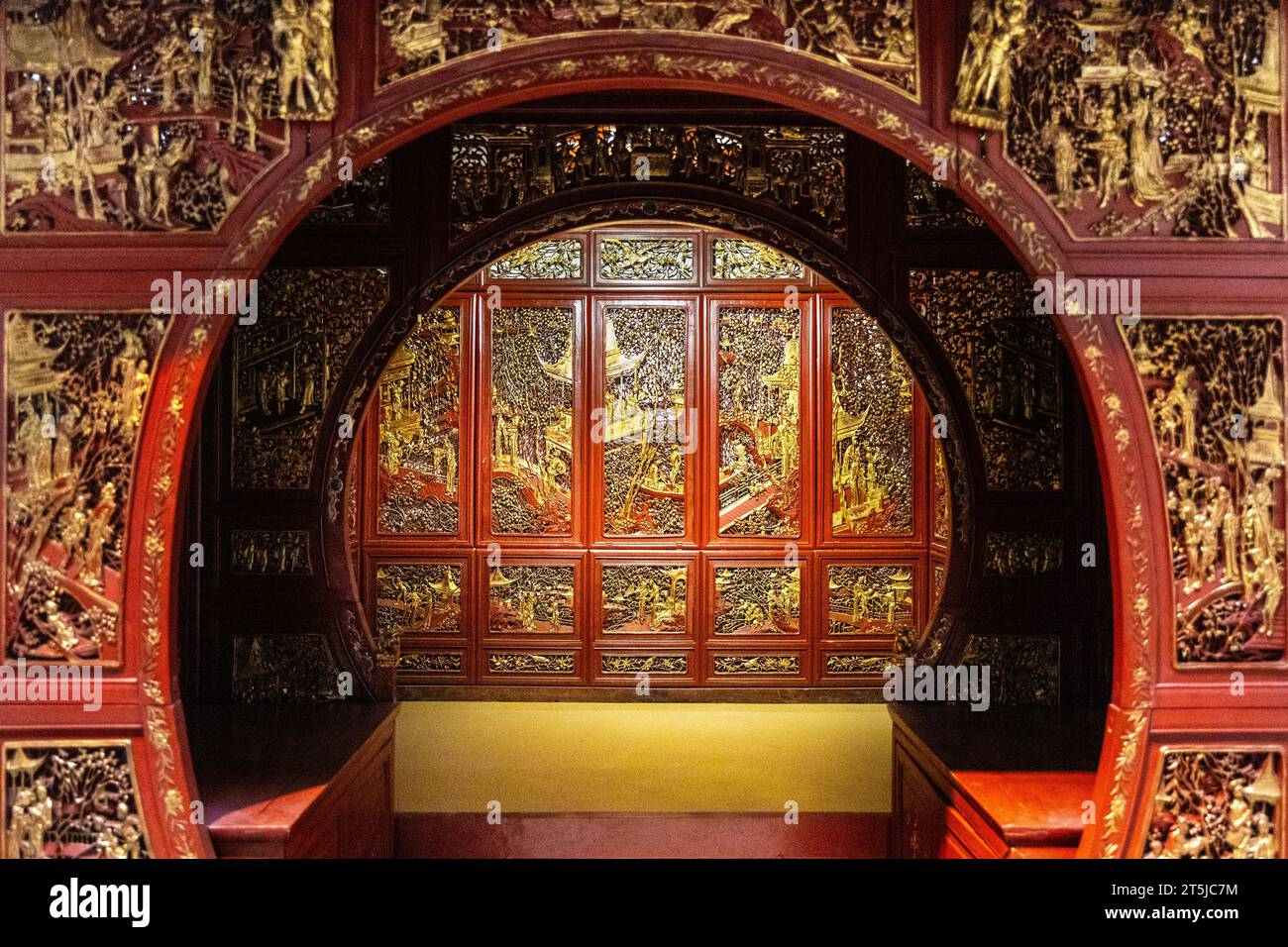 Letto da sposa cinese dorato con lacca lignea del XIX secolo (qian gong chuang), Musei reali di Arte e storia, Bruxelles, Belgio Foto Stock