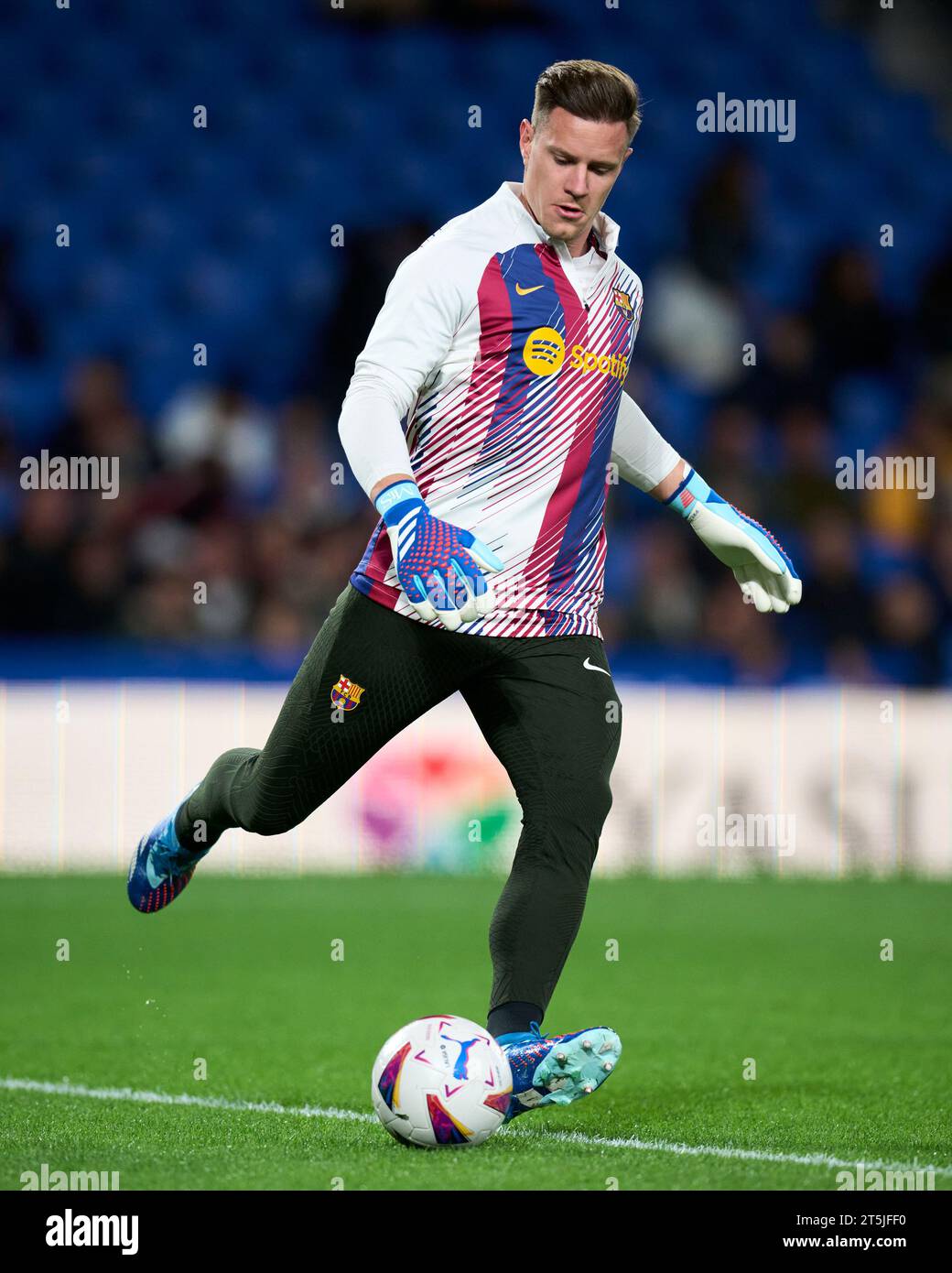 Marc-Andre ter Stegen del FC Barcelona guarda in scena durante la partita LaLiga EA Sports tra Real Sociedad e FC Barcelona all'Estadio reale Arena di nove Foto Stock