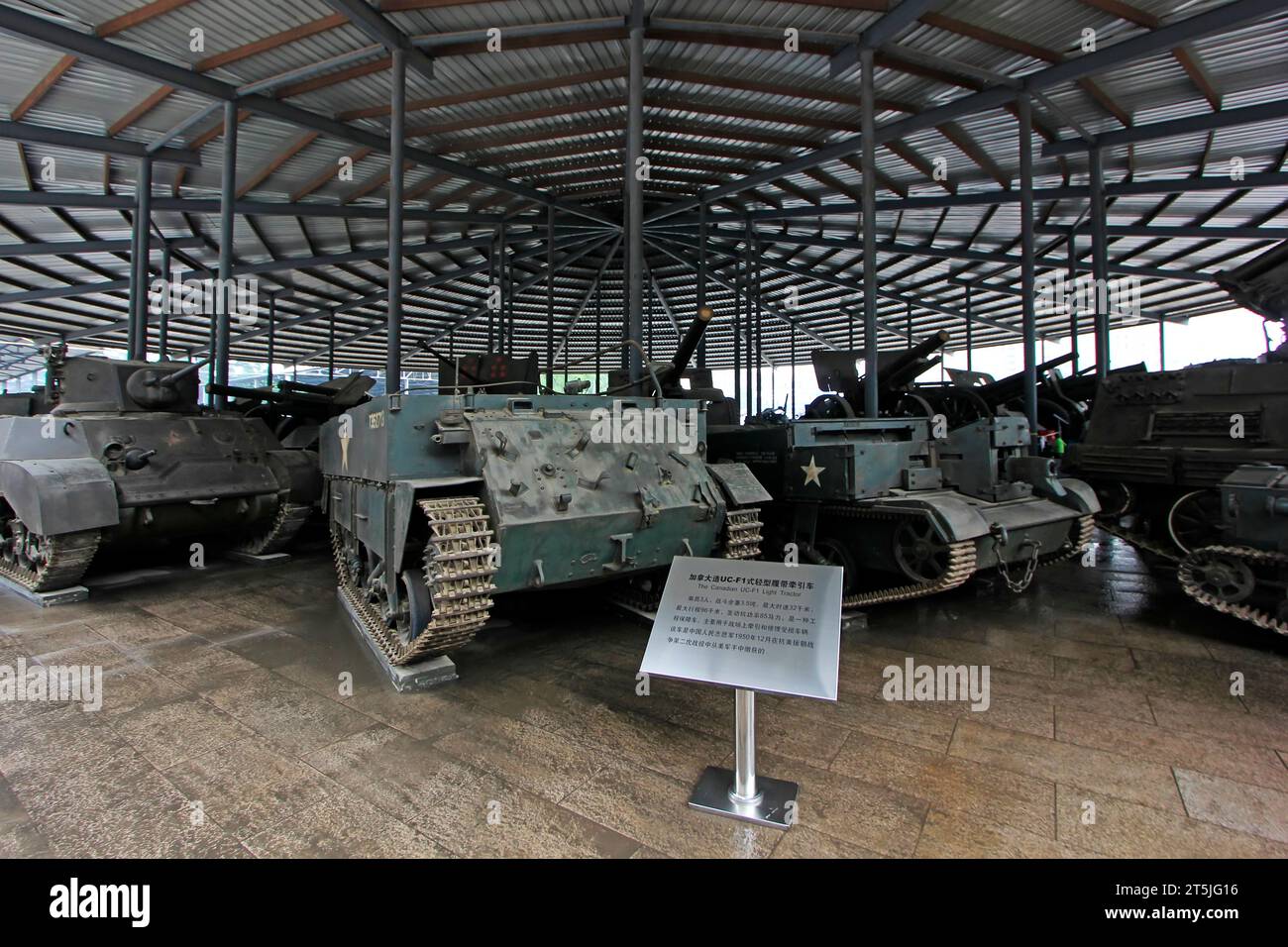 PECHINO - 24 MAGGIO: Trattore cingolato leggero canadese UC - F1, nel museo militare cinese, il 24 maggio 2014, Pechino, Cina Foto Stock