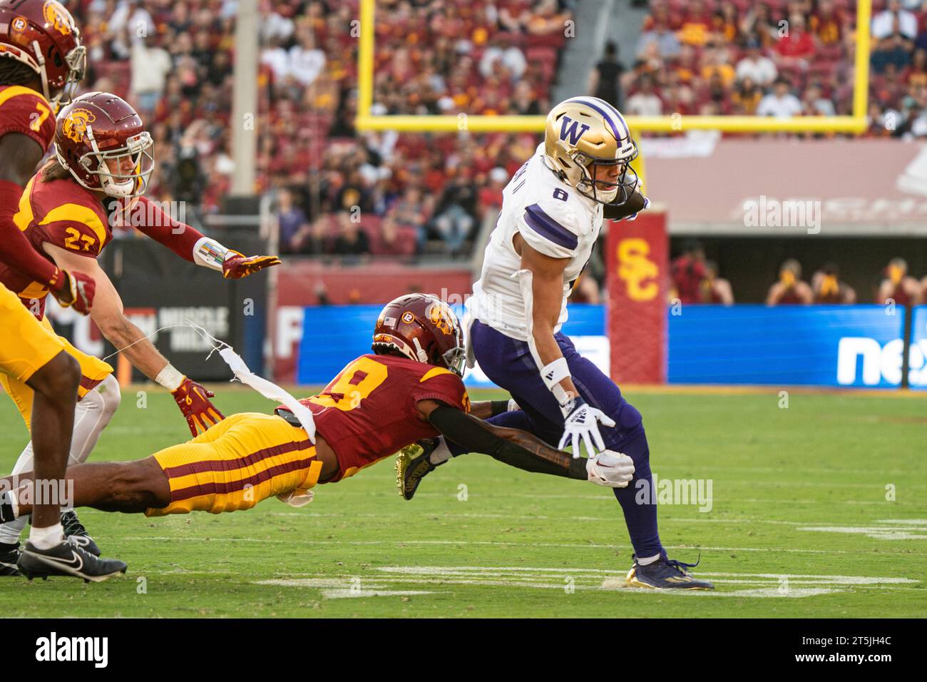 Il running back dei Washington Huskies Will Nixon (8) viene affrontato dal linebacker degli USC Trojans Raesjon Davis (9) durante una partita di football della NCAA, sabato, novembre Foto Stock