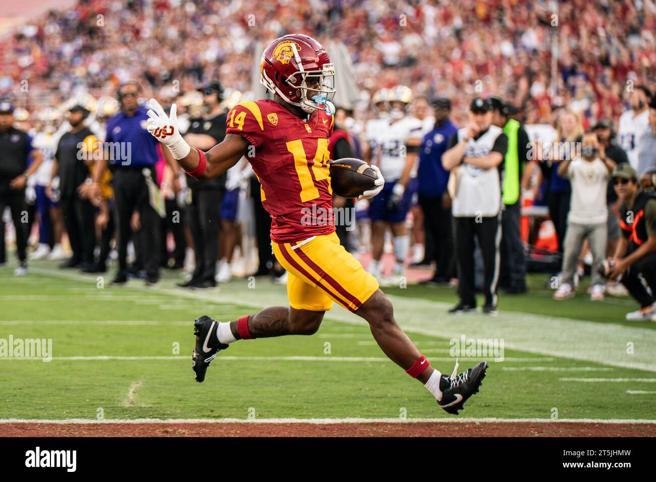 Il wide receiver degli USC Trojans Raleek Brown (14) segnò un touchdown durante una partita di football NCAA contro i Washington Huskies, sabato 4 novembre 2023, Foto Stock