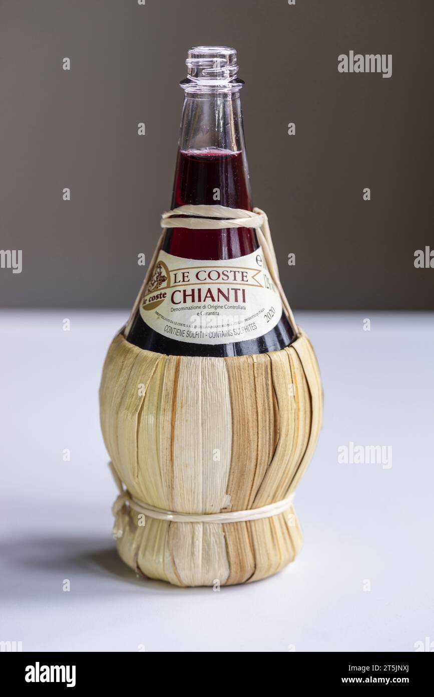 Una piccola bottiglia di tradizionale vino rosso Chianti italiano Foto Stock