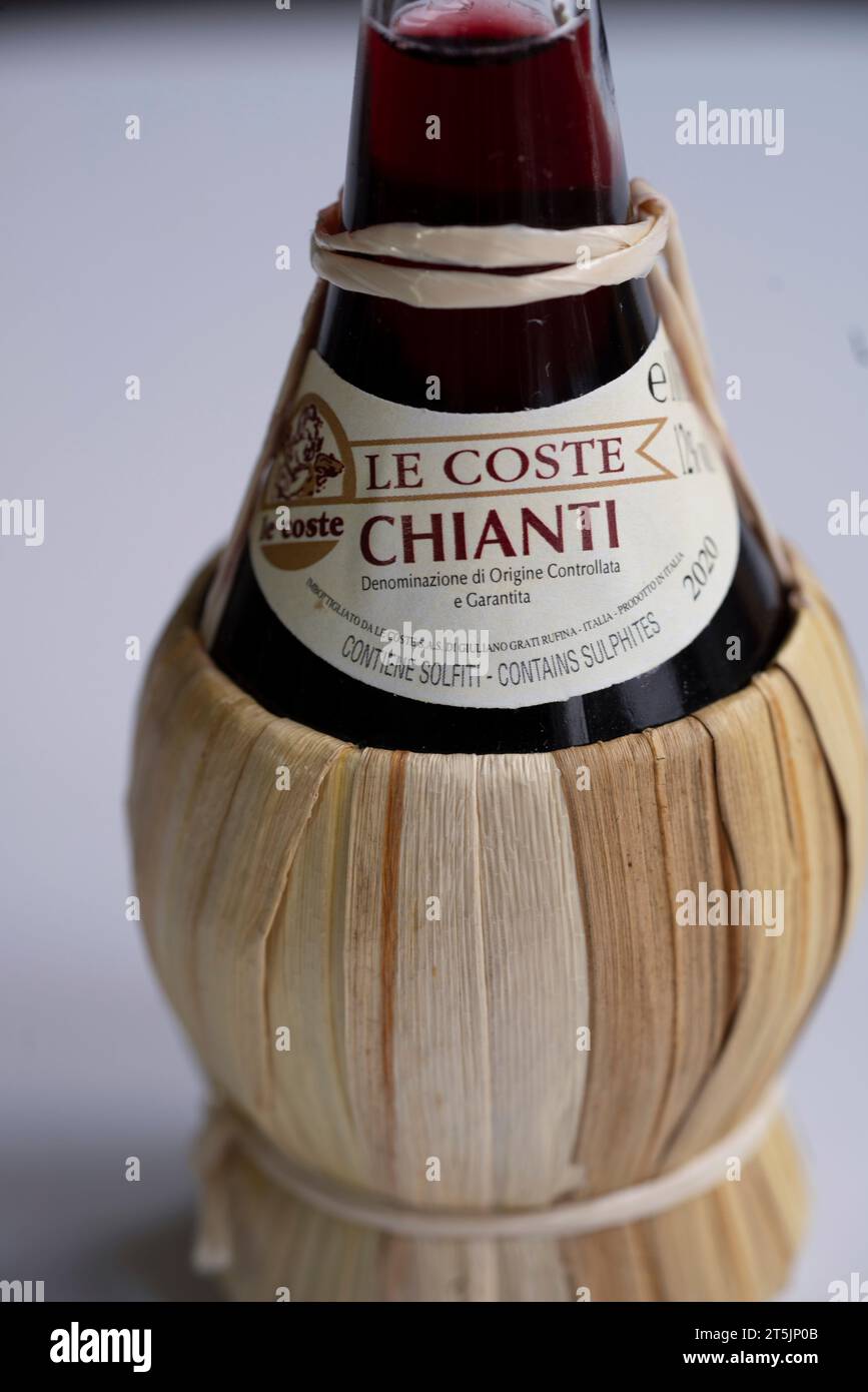 Una piccola bottiglia di tradizionale vino rosso Chianti italiano Foto Stock