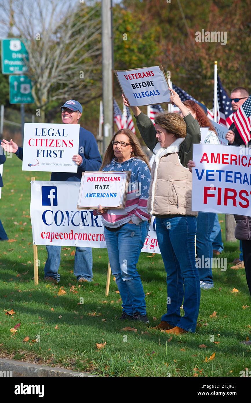 Cittadini preoccupati di Cape Cod che protestano contro gli alloggi degli immigrati clandestini. Dennis, Massachusetts, USA Foto Stock