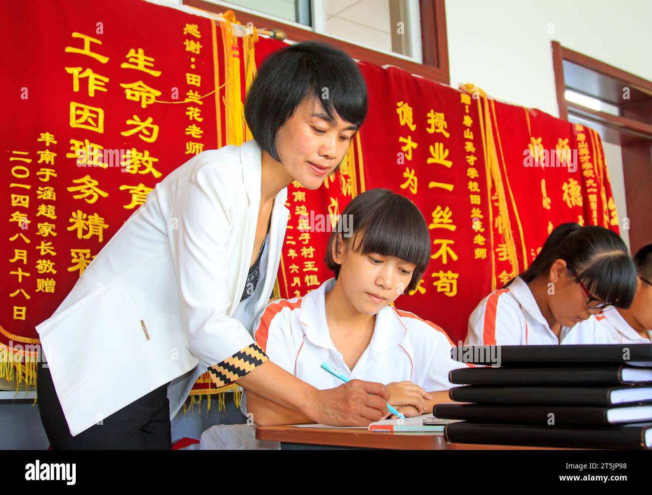 CONTEA DI LUANNAN - 3 SETTEMBRE: Insegnanti femminili che guidano gli studenti ad imparare in classe, il 3 settembre 2014, contea di Luannan, provincia di Hebei, Cina Foto Stock