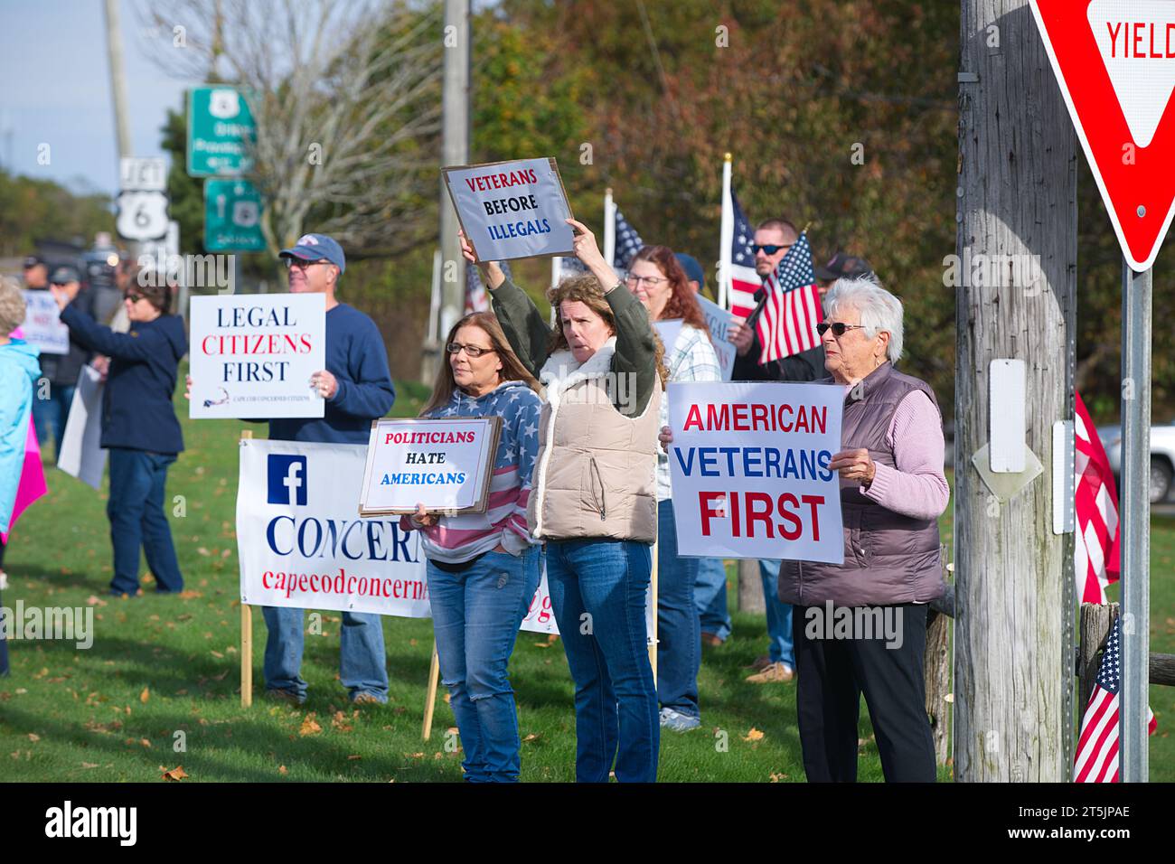 Cittadini preoccupati di Cape Cod che protestano contro gli alloggi degli immigrati clandestini. Dennis, Massachusetts, USA Foto Stock