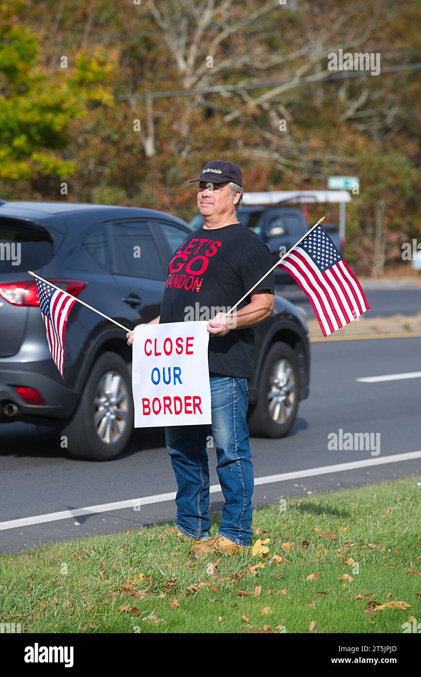 Cittadini preoccupati di Cape Cod che protestano contro gli alloggi degli immigrati clandestini. Dennis, Massachusetts, USA Foto Stock