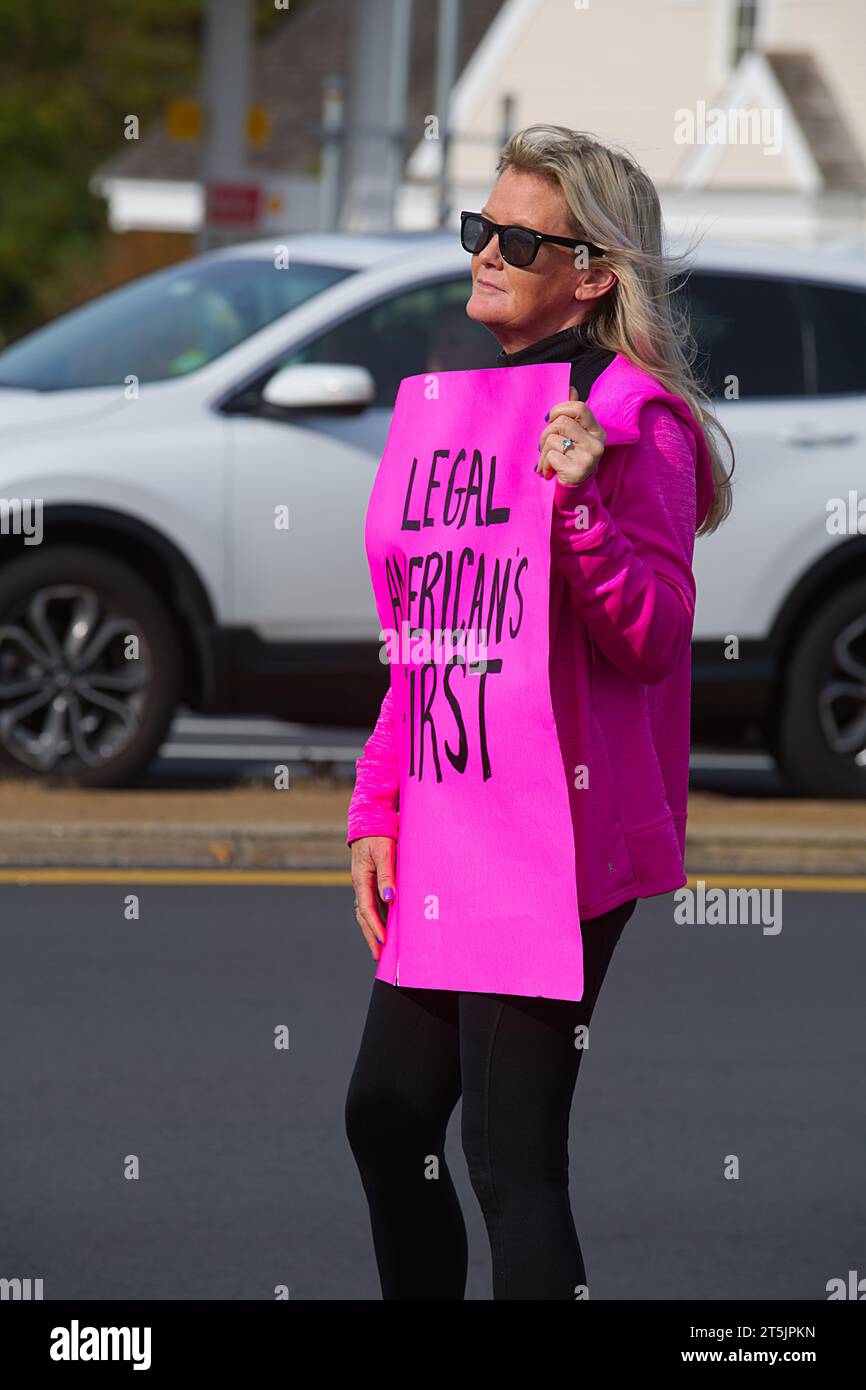 Cittadini preoccupati di Cape Cod che protestano contro gli alloggi degli immigrati clandestini. Dennis, Massachusetts, USA Foto Stock