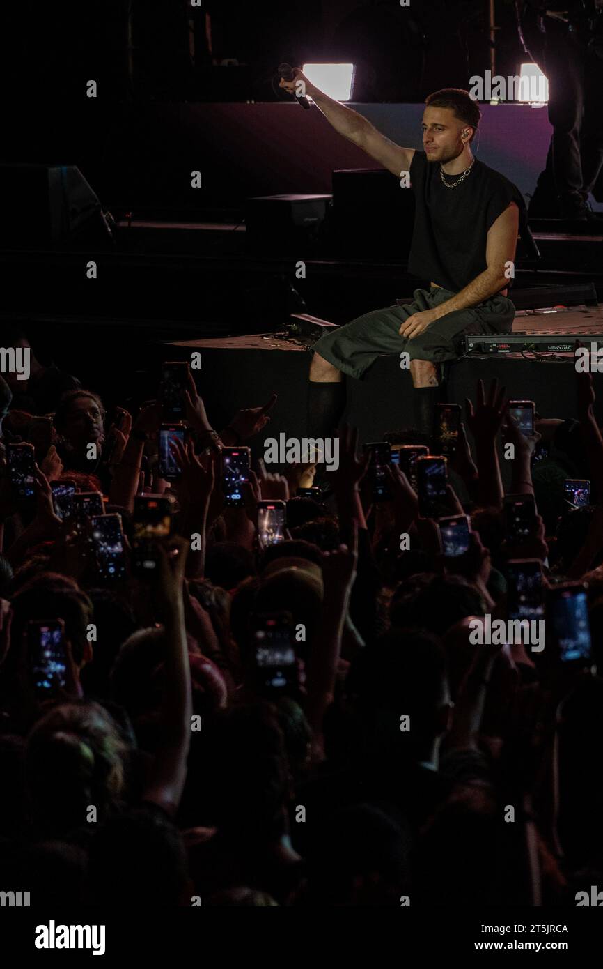 Quilmes, Argentina. 5 novembre 2023. Argentina, Buenos Aires, Quilmes 2023-11-04. Il cantante Wos (Valentin oliva) ha chiuso il suo tour Oscar Extasis a Quilmes davanti a più di diecimila persone. Questo spettacolo ha chiuso un tour di due anni che ha visitato 13 paesi, decine di città, e ha incluso tre stadi a Buenos Aires e i luoghi più iconici dell'America Latina e della Spagna. Foto di Sebastian Hipperdinger/Faro Collective/Sipa USA. Credito: SIPA USA/Alamy Live News Foto Stock