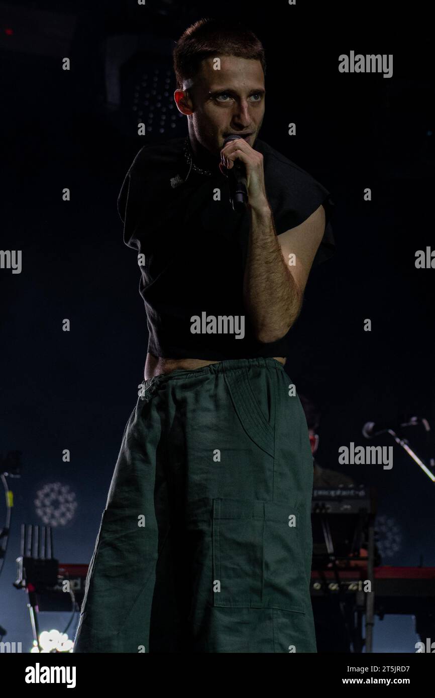 Quilmes, Argentina. 5 novembre 2023. Argentina, Buenos Aires, Quilmes 2023-11-04. Il cantante Wos (Valentin oliva) ha chiuso il suo tour Oscar Extasis a Quilmes davanti a più di diecimila persone. Questo spettacolo ha chiuso un tour di due anni che ha visitato 13 paesi, decine di città, e ha incluso tre stadi a Buenos Aires e i luoghi più iconici dell'America Latina e della Spagna. Foto di Sebastian Hipperdinger/Faro Collective/Sipa USA. Credito: SIPA USA/Alamy Live News Foto Stock