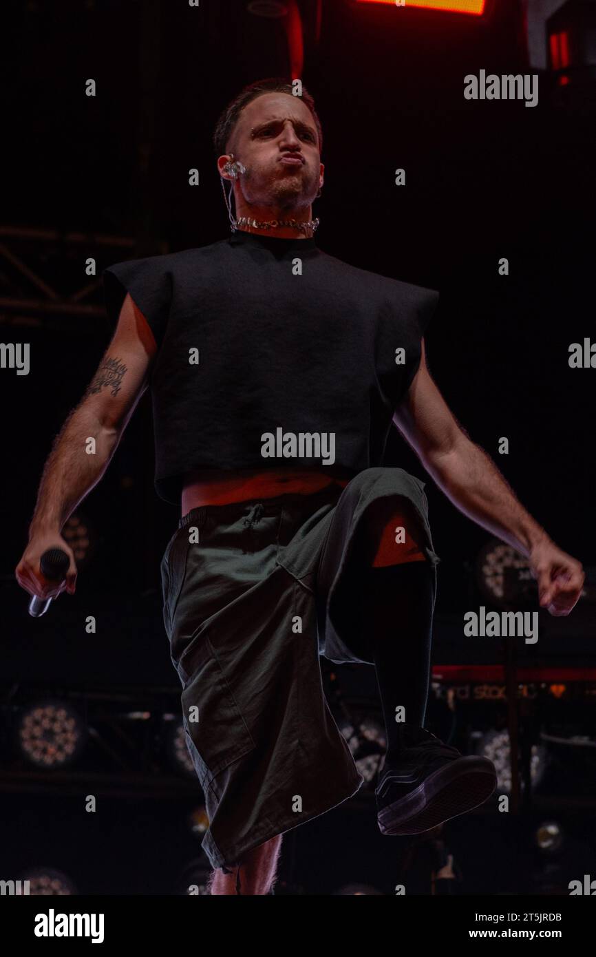 Quilmes, Argentina. 5 novembre 2023. Argentina, Buenos Aires, Quilmes 2023-11-04. Il cantante Wos (Valentin oliva) ha chiuso il suo tour Oscar Extasis a Quilmes davanti a più di diecimila persone. Questo spettacolo ha chiuso un tour di due anni che ha visitato 13 paesi, decine di città, e ha incluso tre stadi a Buenos Aires e i luoghi più iconici dell'America Latina e della Spagna. Foto di Sebastian Hipperdinger/Faro Collective/Sipa USA. Credito: SIPA USA/Alamy Live News Foto Stock