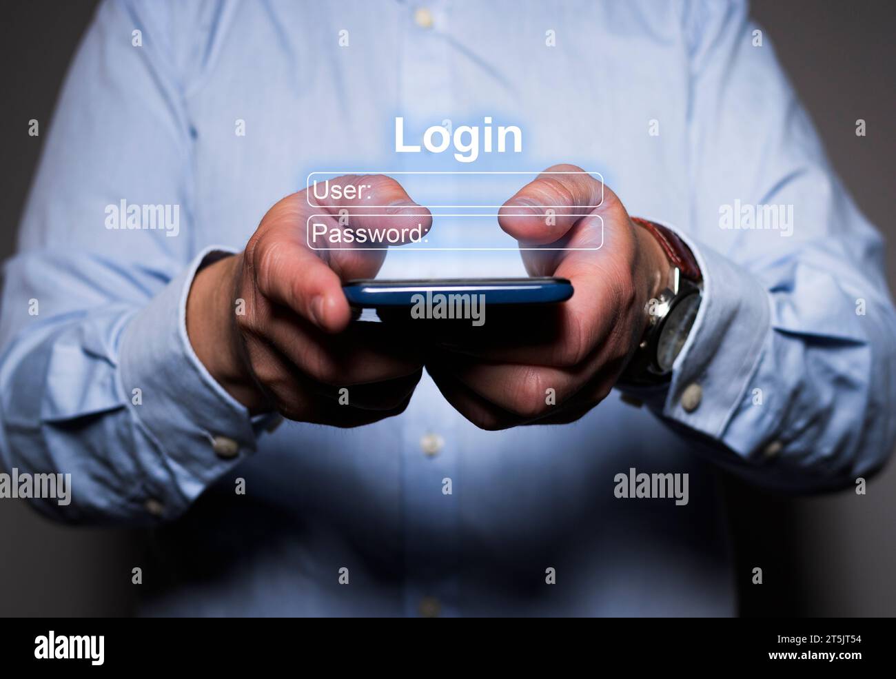 Primo piano delle mani di un uomo caucasico irriconoscibile che tiene un telefono cellulare mentre può vedere un accesso virtuale nel modulo per digitare utente e password. Foto Stock