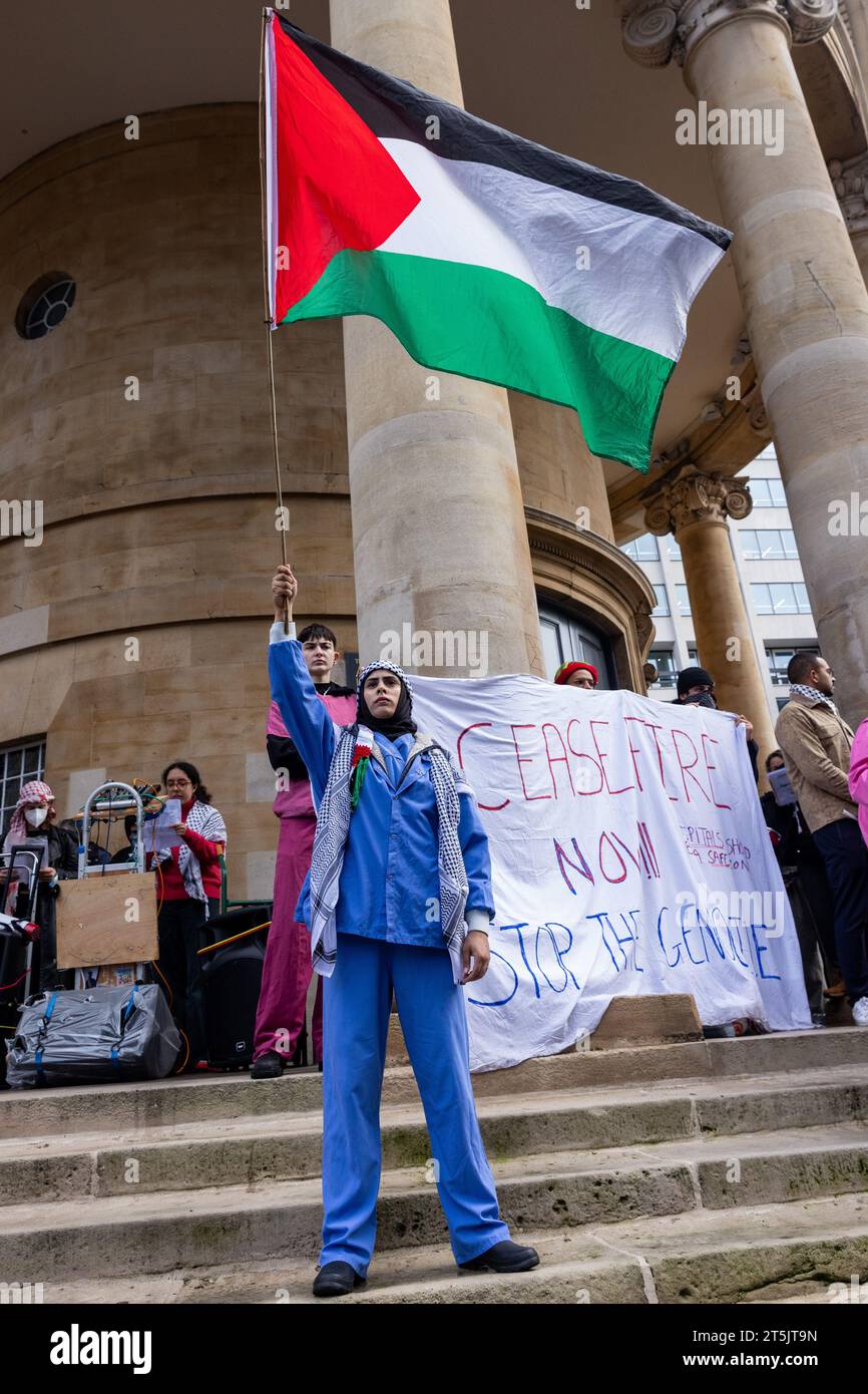 Londra, Regno Unito. 4 novembre 2023. Un manifestante pro-palestinese che indossa l'uniforme di un'infermiera è raffigurato tenendo una bandiera palestinese prima di una marcia della Coalizione per la Palestina libera per chiedere un immediato cessate il fuoco a Gaza. Per il quarto fine settimana consecutivo in tutto il Regno Unito si sono svolte manifestazioni di solidarietà di massa palestinesi per chiedere la fine del bombardamento israeliano di Gaza. Crediti: Mark Kerrison/Alamy Live News Foto Stock